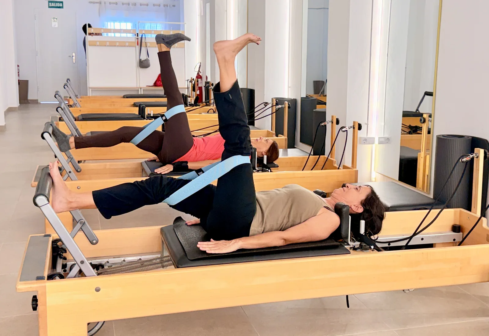 Ejercicio de Pilates sobre reformer en CONTACTO, El Prat de Llobregat