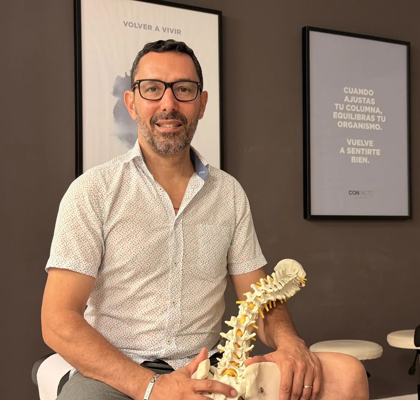 Héctor, quiropráctico de CONTACTO, con un modelo de columna vertebral